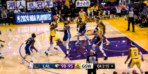 NBA季后赛湖人队对阵勇士队的激烈比赛直播画面